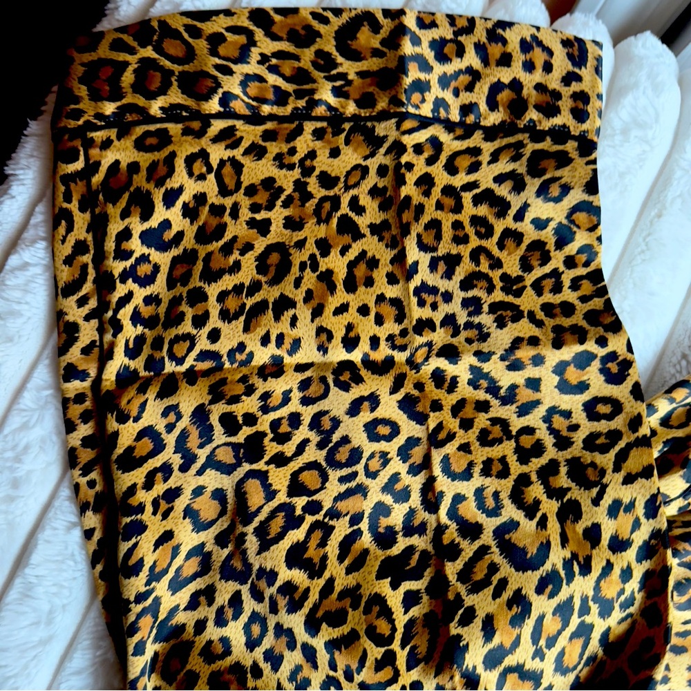 Victoria Secret Glazed Satin Long Pajama Set
Top & pants
Animal Print 
NWOT 
M - Picture 7 of 9
